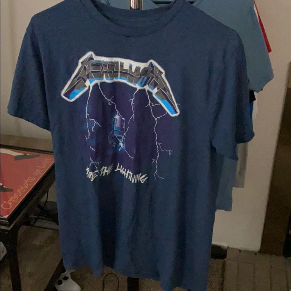 Metallica shirt size med